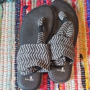 Sanuk Kids Black and White Flip Flops